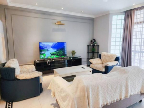 Molek -- Classic Spacious Serenity - 4BR3B - 13pax by Cowidea